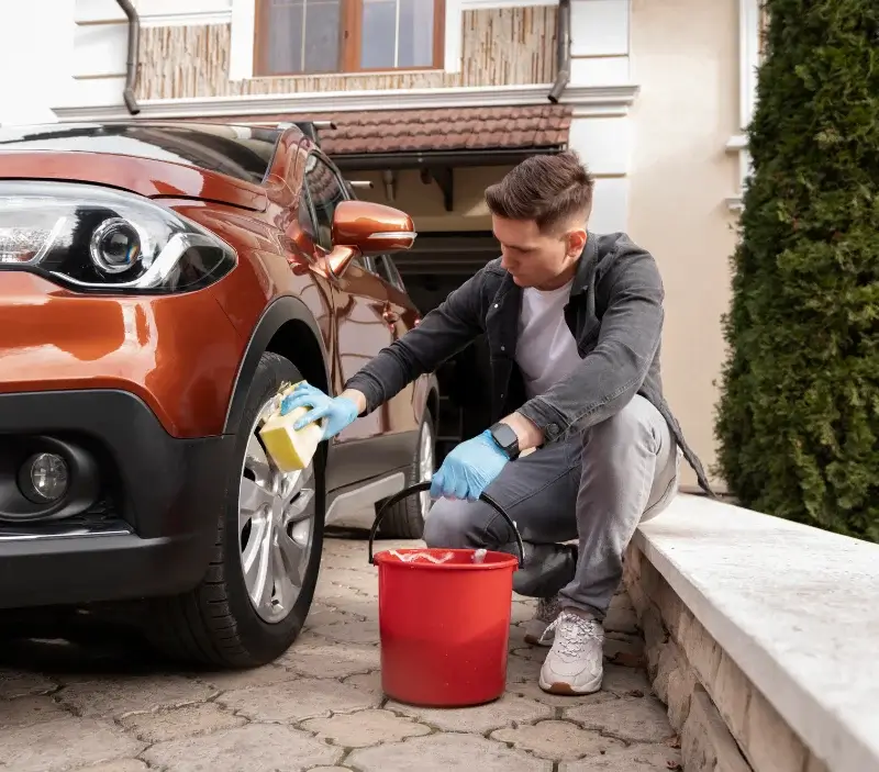 Lavage auto à domicile Itzac : professionnel intervenant sur un véhicule